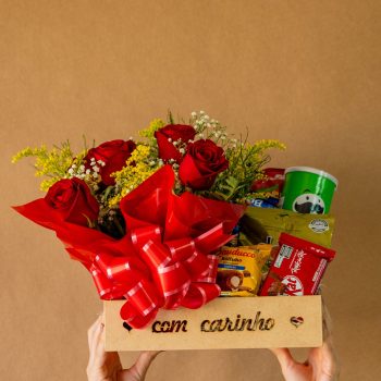 Cesta com Arranjo de Flores e Delícias