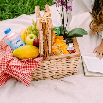 Cesta de Piquenique com Flores, Frutas e Delícias