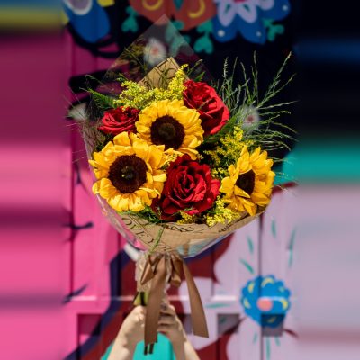 Buquê de Girassóis e Rosas Colombianas Importadas – Elegância & Luz